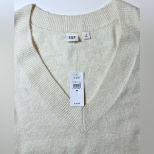 GAP Relaxed V-Neck Sweater Cream Size Medium NWT